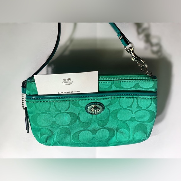 *AUTHENTIC* Coach Teal Classic Canvas Wristlet - Picture 3 of 4